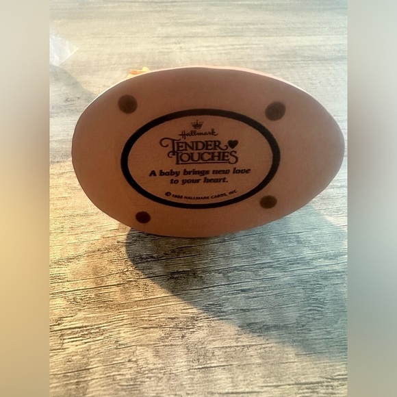 Hallmark 1988 Tender Touches “A Baby Brings New Love to Your Heart” Figurine - Picture 5 of 7